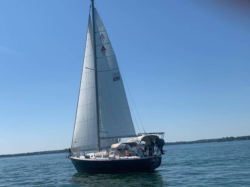 Voilier naviguant sur l'eau par ciel bleu.