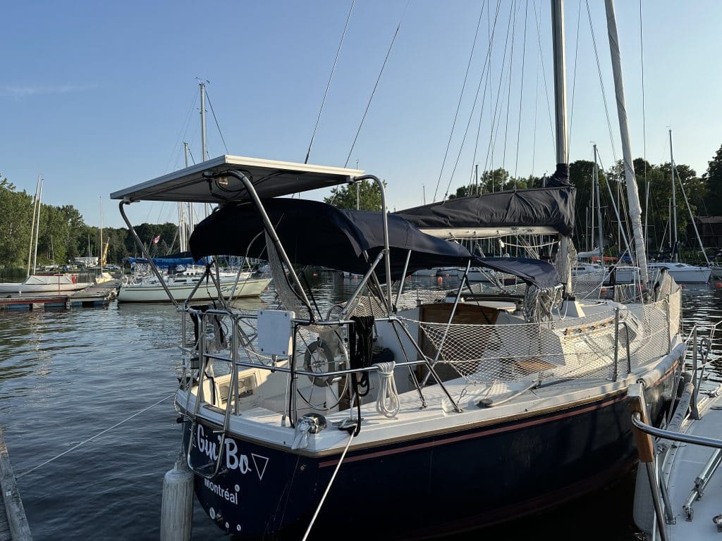 Voilier amarré au port de plaisance, Montréal.