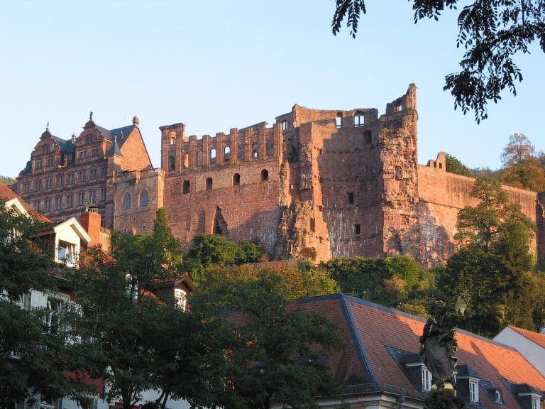 Château historique sur colline ensoleillée.